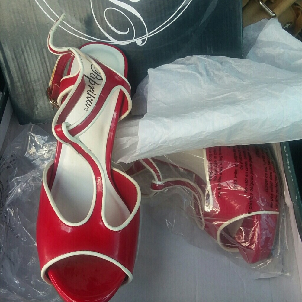 Red high heels - Picture 3 of 4